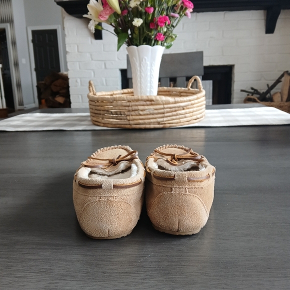 MINNATONKA Cozy Tan Moccasin Slippers like new Women's size 6 nwot - Picture 4 of 6
